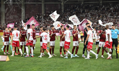 Fotbalistii celor doua echipe se saluta inaintea meciului de fotbal dintre Rapid Bucuresti si Dinamo Bucuresti, din cadr