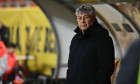 Mircea Lucescu la inspectia terenului inaintea meciului de fotbal dintre Romania si Cipru, contand pentru Liga Natiunilo