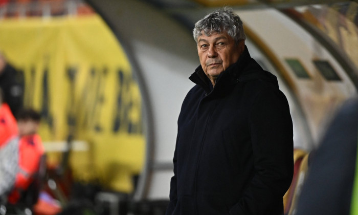 Mircea Lucescu la inspectia terenului inaintea meciului de fotbal dintre Romania si Cipru, contand pentru Liga Natiunilo