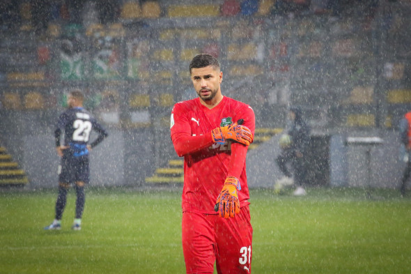 Frosinone, Italy, 14 Dec 2024, Horaiu Moldovan goalkeeper of Sassuolo in the rain during the match Frosinone Sassuolo at the Benito Stirpe Stadium, Francesco Paris/Alamy Live News