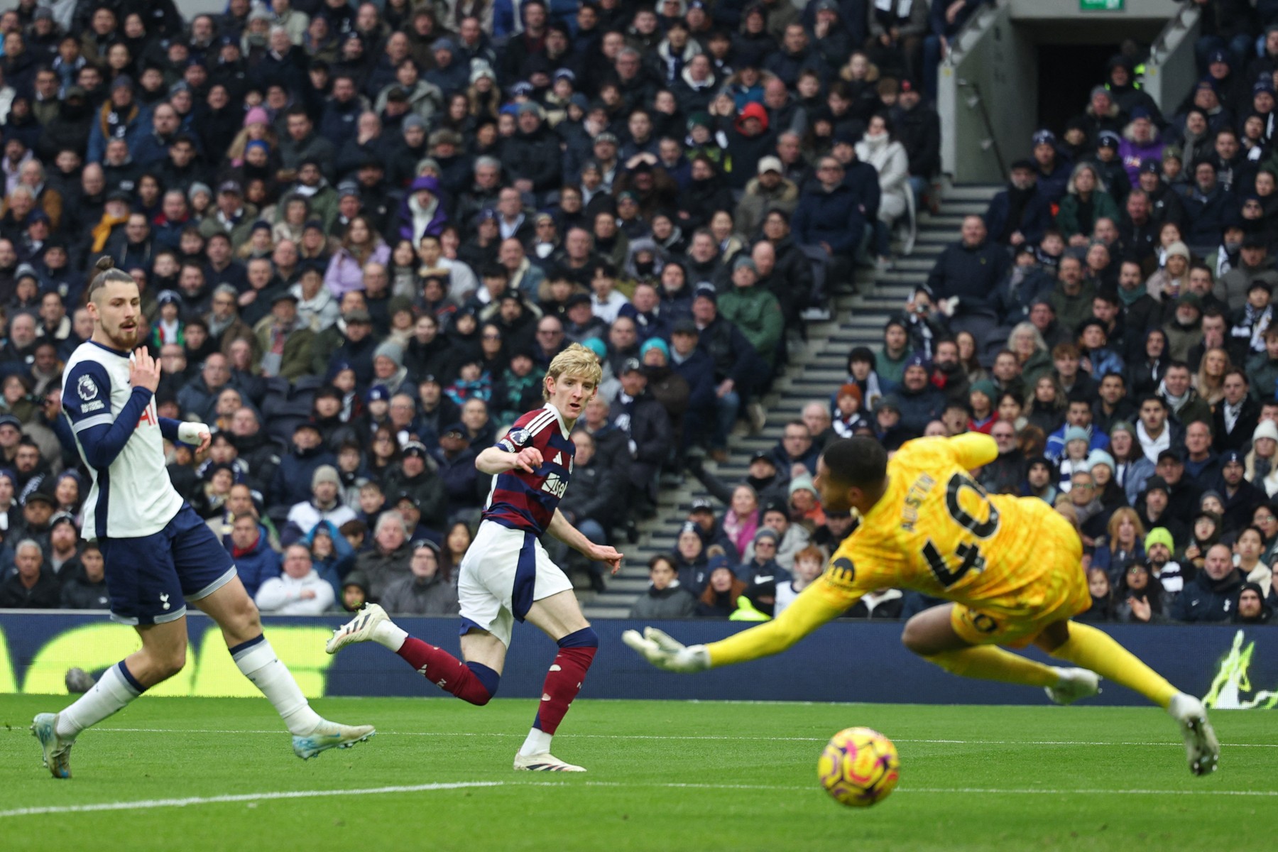 Portarul care nu jucase niciun meci în 9 ani la Tottenham a ajuns titular! Gestul lui Drăgușin în fața lui, înaintea partidei cu Newcastle