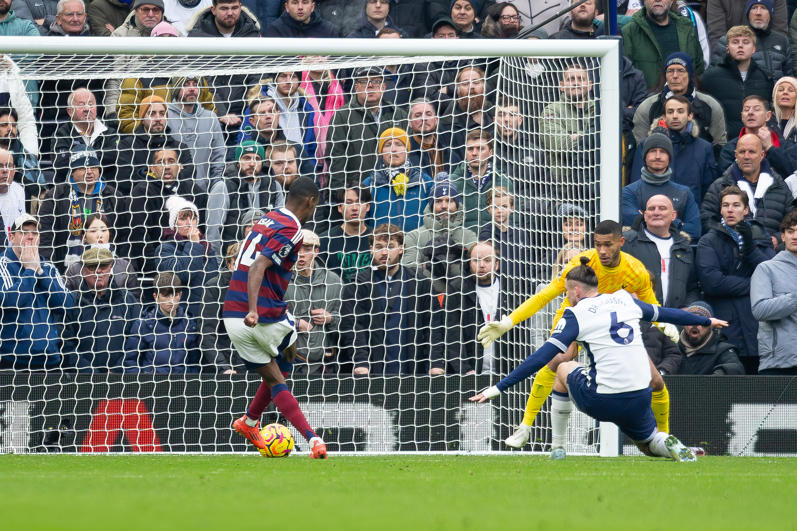 Performanța reușită de Alexander Isak, după ce a marcat de lângă Radu Drăgușin în Tottenham - Newcastle 1-2