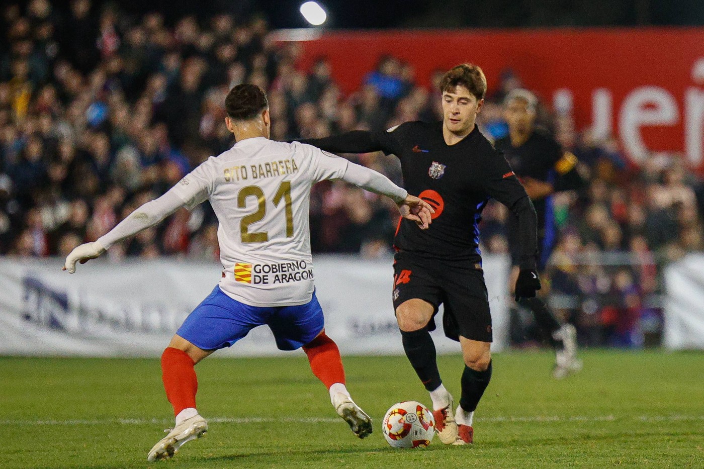 Este poreclit Beckham de colegii de la Barcelona și a făcut instrucție cu echipa din liga a 4-a