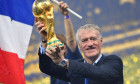 Deschamps plant offenbar Ruecktritt fuer 2026. ARCHIVFOTO: Didier DESCHAMPS, Trainer (FRA), mit Pokal,Cup,Trophaee, Einz