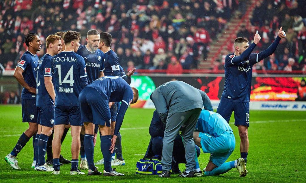 VFL Bochum Patrik Drewes (VFL Bochum, #27), bekommt Gegenstand an den Kopf, GER, 1. FC Union Berlin vs. VFL Bochum, Fussball Herren, 1. Bundesliga, Saison 2024/2025, 14. Spieltag, 13.12.2024(DFL REGULATIONS PROHIBIT ANY USE OF PHOTOGRAPHS AS IMAGE SE