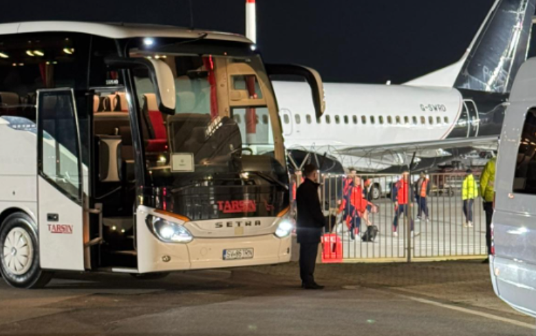 Jucătorii lui Manchester United au aterizat la București, înaintea finalei cu FCSB! Imagini de la aeroport