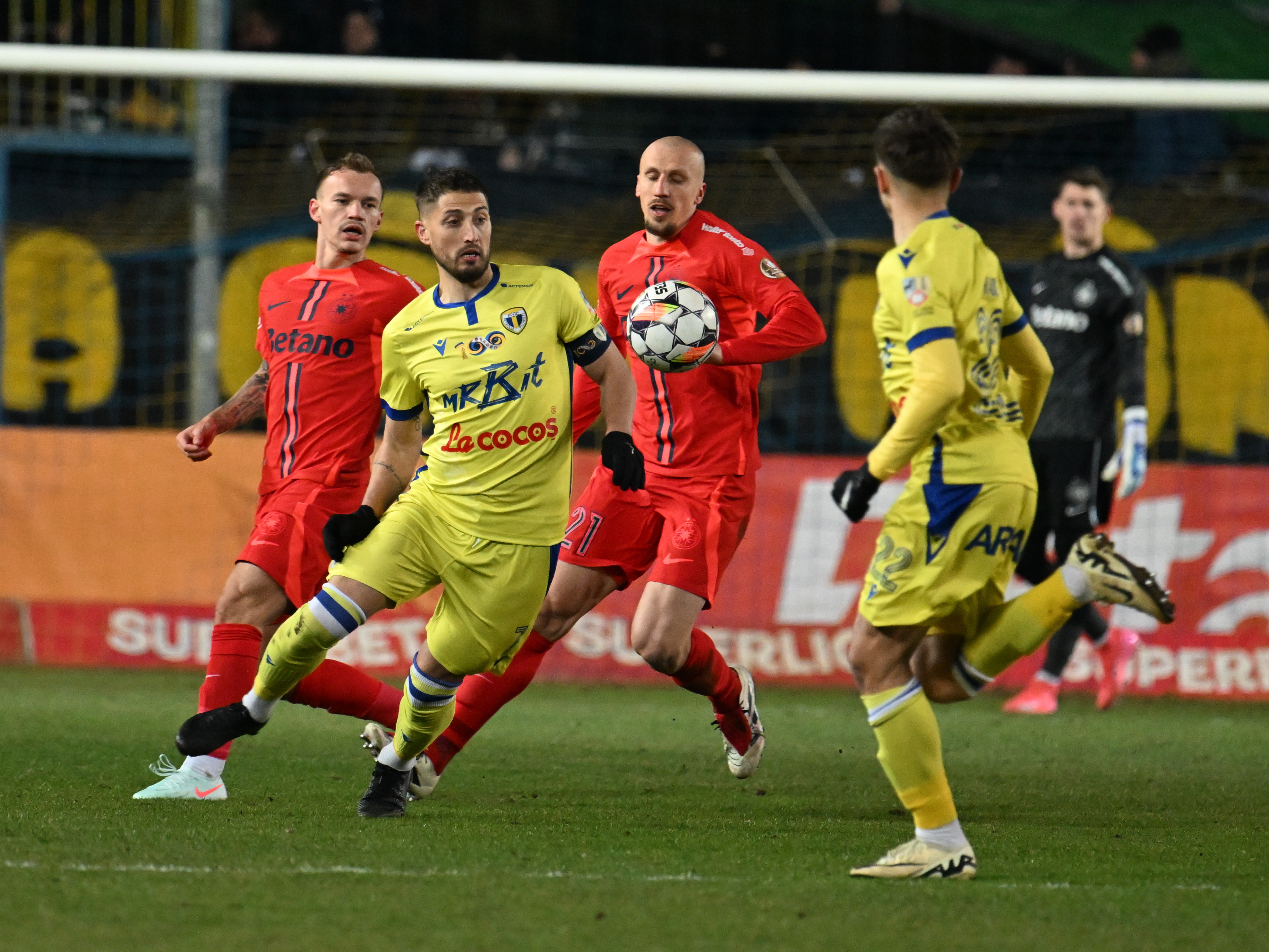 Petrolul - FCSB 0-0, ACUM pe Digi Sport 1. VAR-ul anulează un gol al ”roș-albaștrilor”