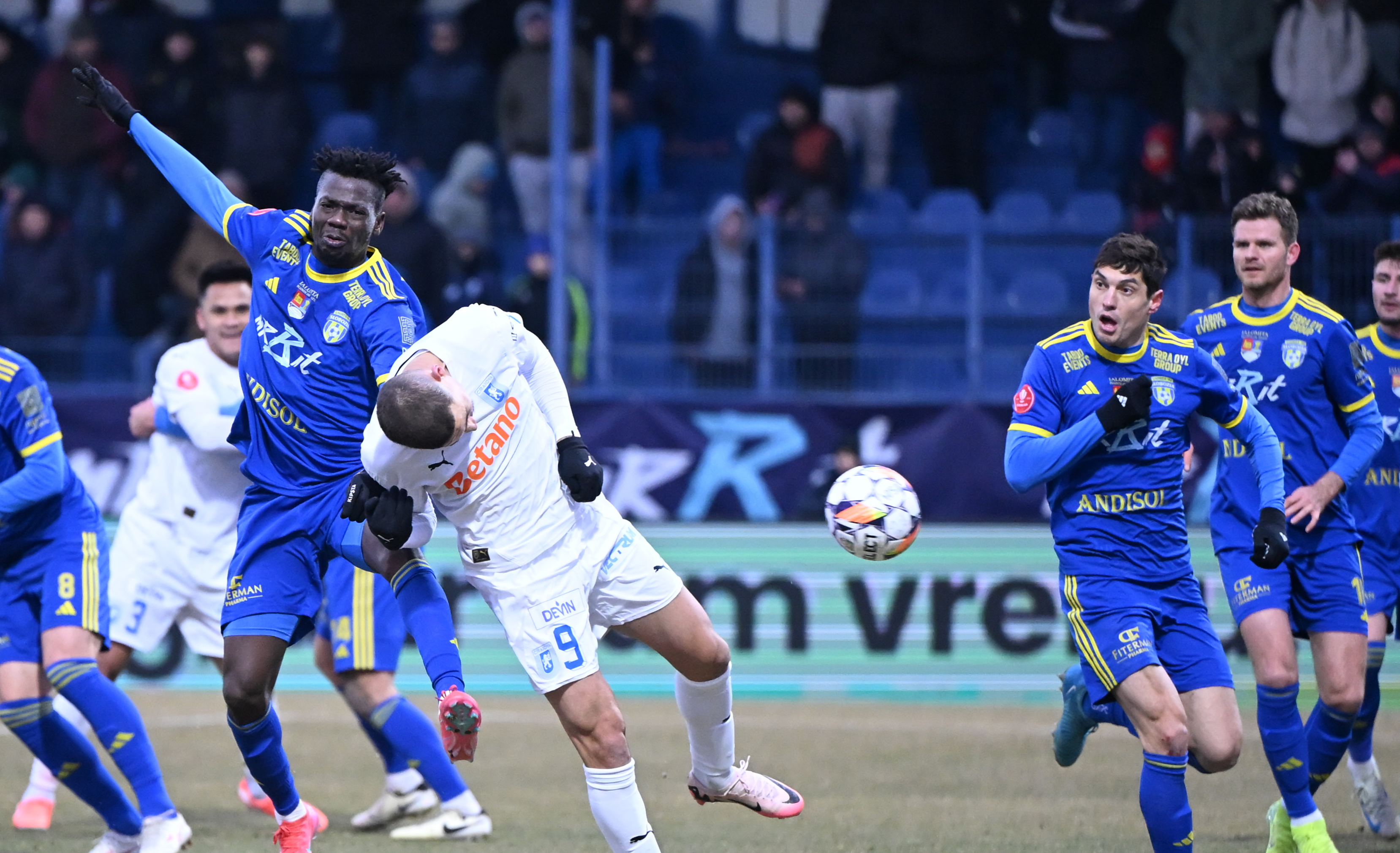 Unirea Slobozia - Universitatea Craiova 0-1. Oltenii au urcat pe primul loc. Mirel Rădoi, trei victorii din trei