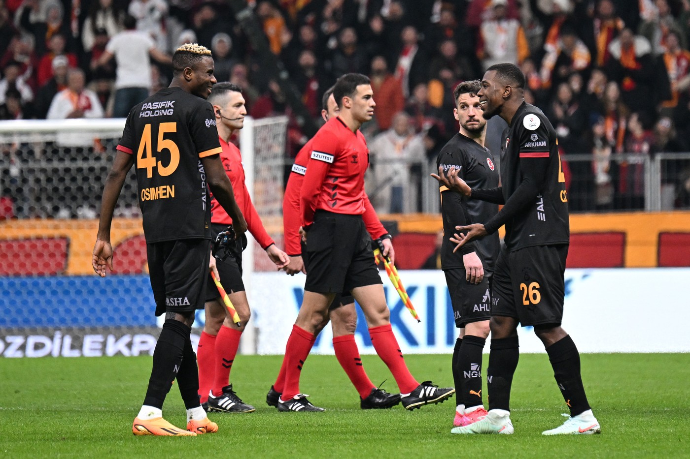 Scandal de proporții în Turcia! Au ieșit de pe teren după ce Galatasaray a primit penalty. Meciul a fost abandonat