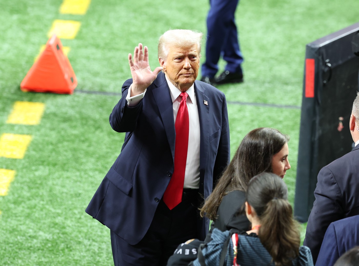 Moment istoric: Donald Trump a semnat actele! Criticile au curs imediat ”în valuri”