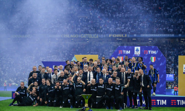 Giuseppe Meazza Stadium, Milan, Italy on May 19, 2024. FC Internazionale players lift the Scudetto trophy during Serie A 2023/24 football match between FC Internazionale and SS Lazio at Giuseppe Meazza Stadium, Milan, Italy on May 19, 2024 Credit: Tiziano