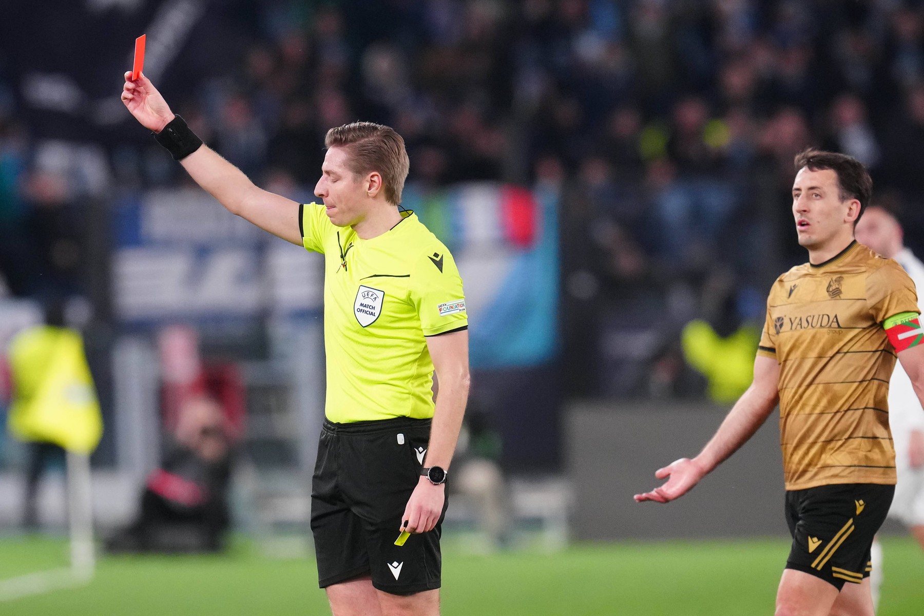 Arbitrul delegat de UEFA la meciul PAOK - FCSB nu stă la discuții: 127 de galbene și 4 roșii în 28 de meciuri