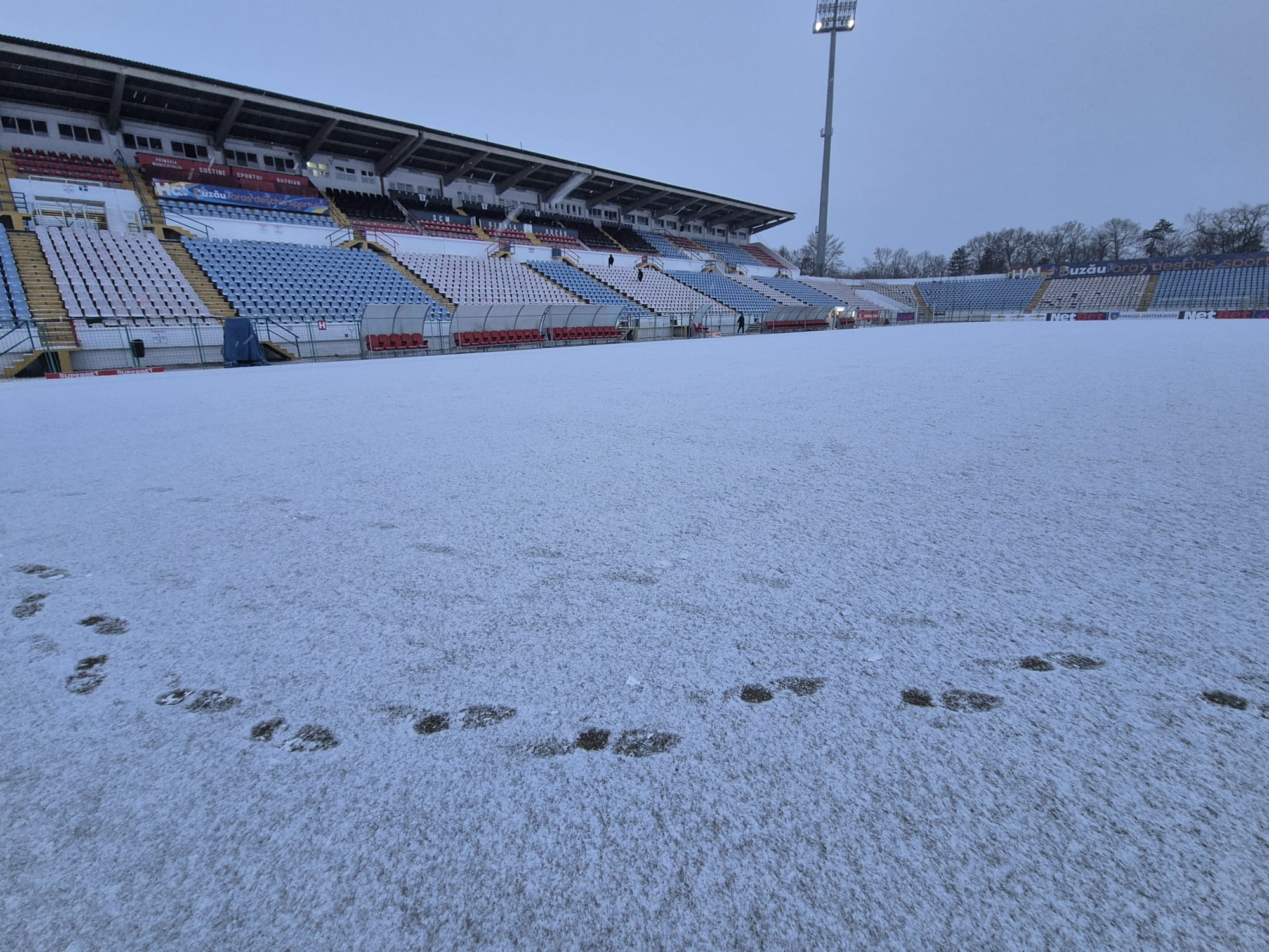 Cum arată gazonul stadionului de la Buzău cu mai puțin de 3 ore înainte de Gloria - FCSB