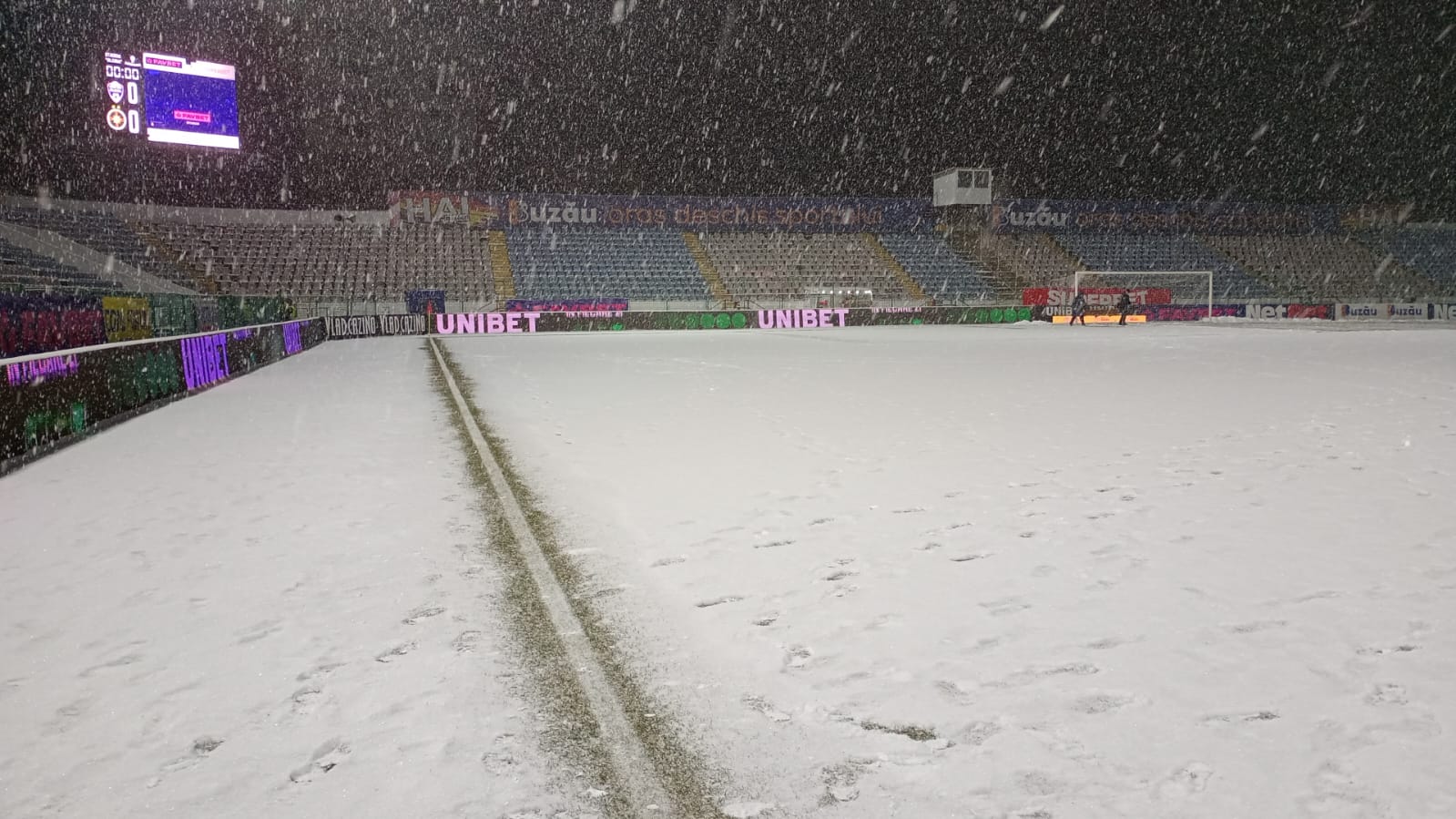 Cum arată gazonul stadionului de la Buzău cu mai puțin de două ore înainte de Gloria - FCSB