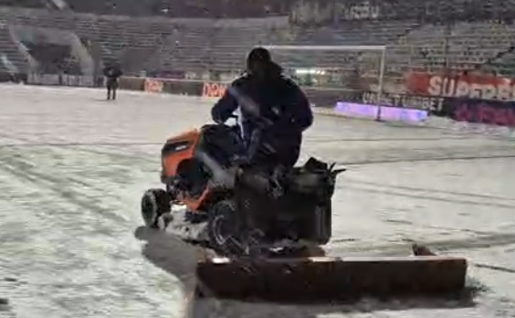 Imagini memorabile la Gloria - FCSB! Ce "inginerie" au făcut buzoienii pentru a îndepărta zăpada