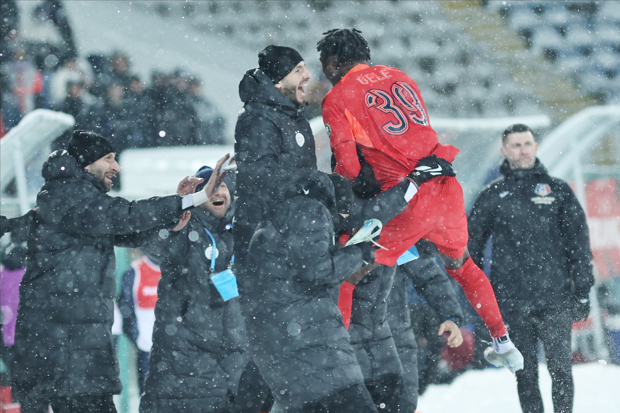 Imaginile memorabile de la Buzău au ajuns rapid în străinătate. Cum au numit grecii meciul Gloria - FCSB 0-2