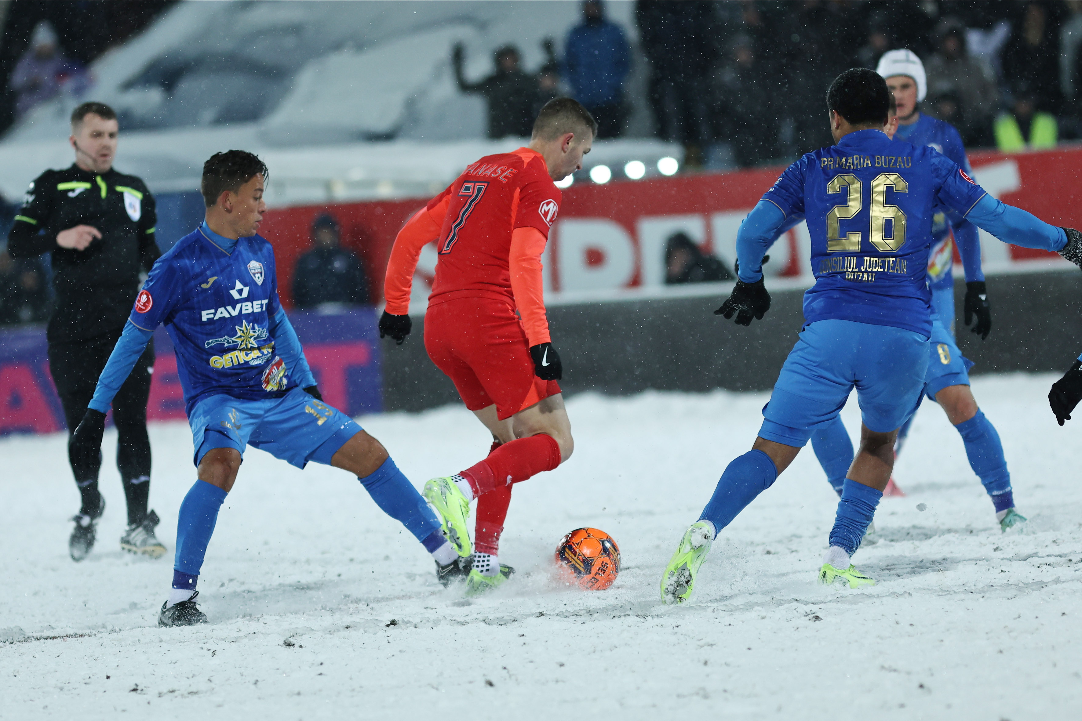 CFR a ”înțepat-o” pe FCSB, după victoria de la Buzău: ”Au primit penalty și când faultul nu a fost în careu”