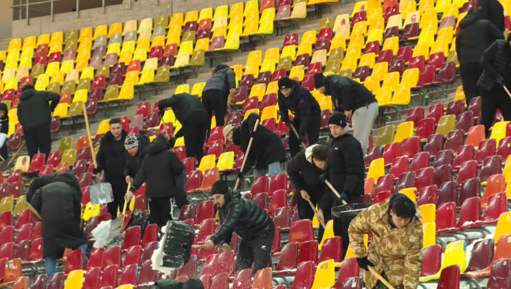Deszăpezire pe Arena Națională. Fanii lui FCSB au ajutat la curățarea tribunelor, înainte de meciul cu PAOK