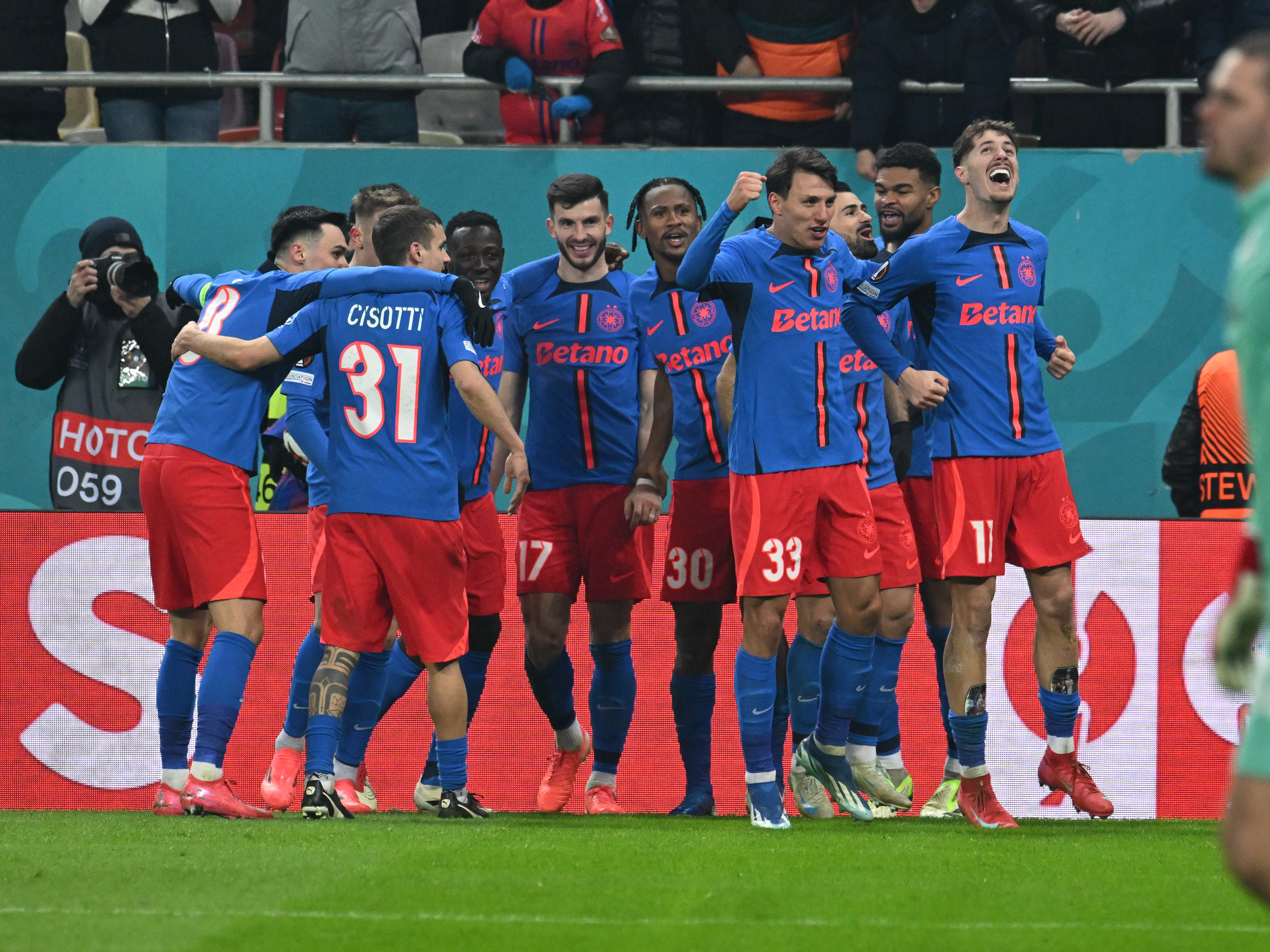 Doi jucători de la FCSB au fost incluși în echipa etapei din UEFA Europa League