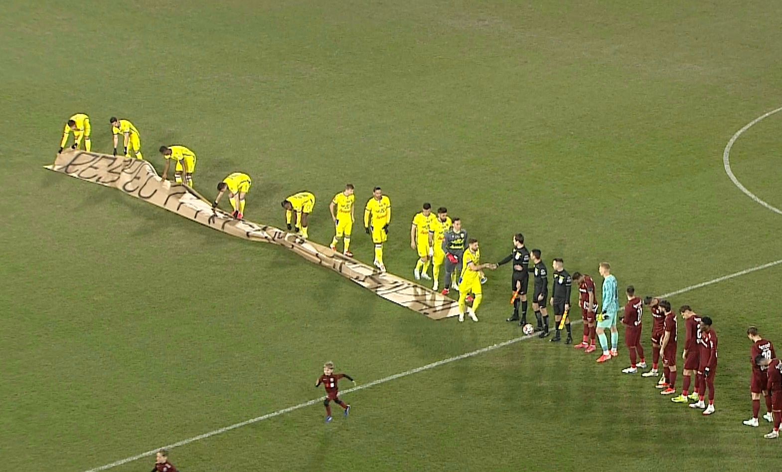 Nu s-au abținut! Mesajul afișat de jucătorii Petrolului la meciul cu CFR Cluj