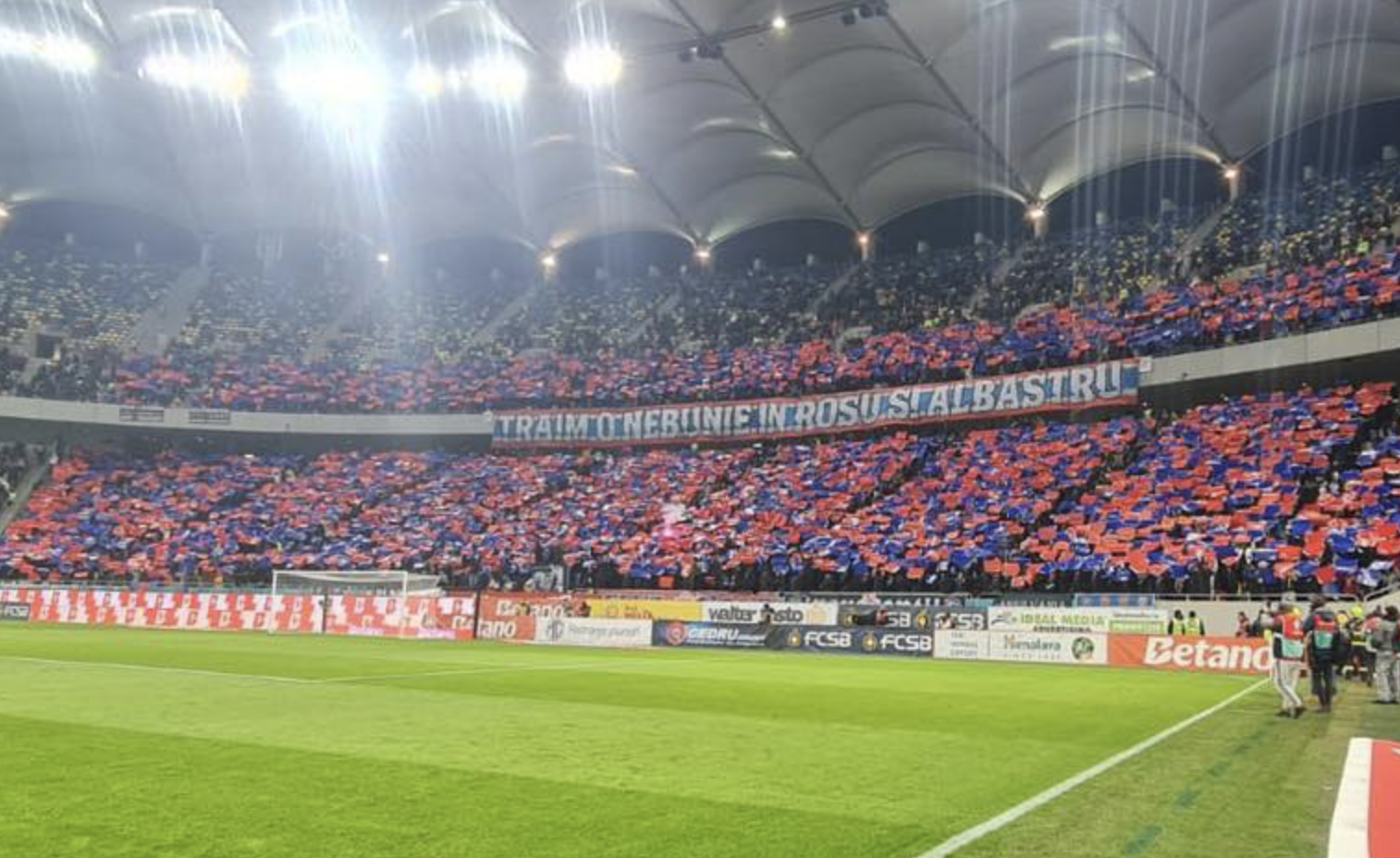 ”Trăim o nebunie”. Scenografia afișată de suporterii FCSB-ului la meciul cu Dinamo