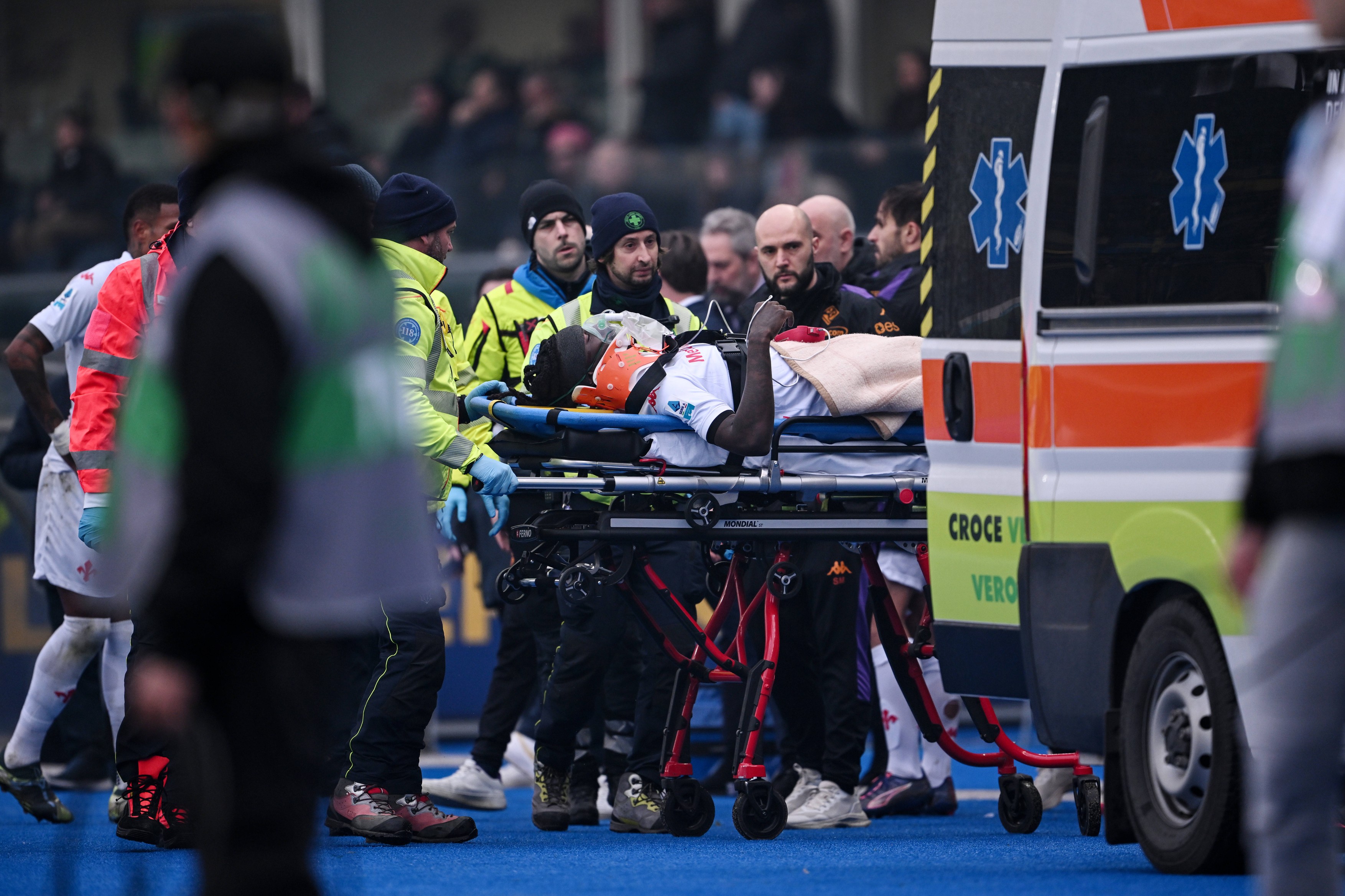 Clubul a făcut anunțul, după ce golgheterul echipei s-a prăbușit pe teren și a fost dus de urgență la spital