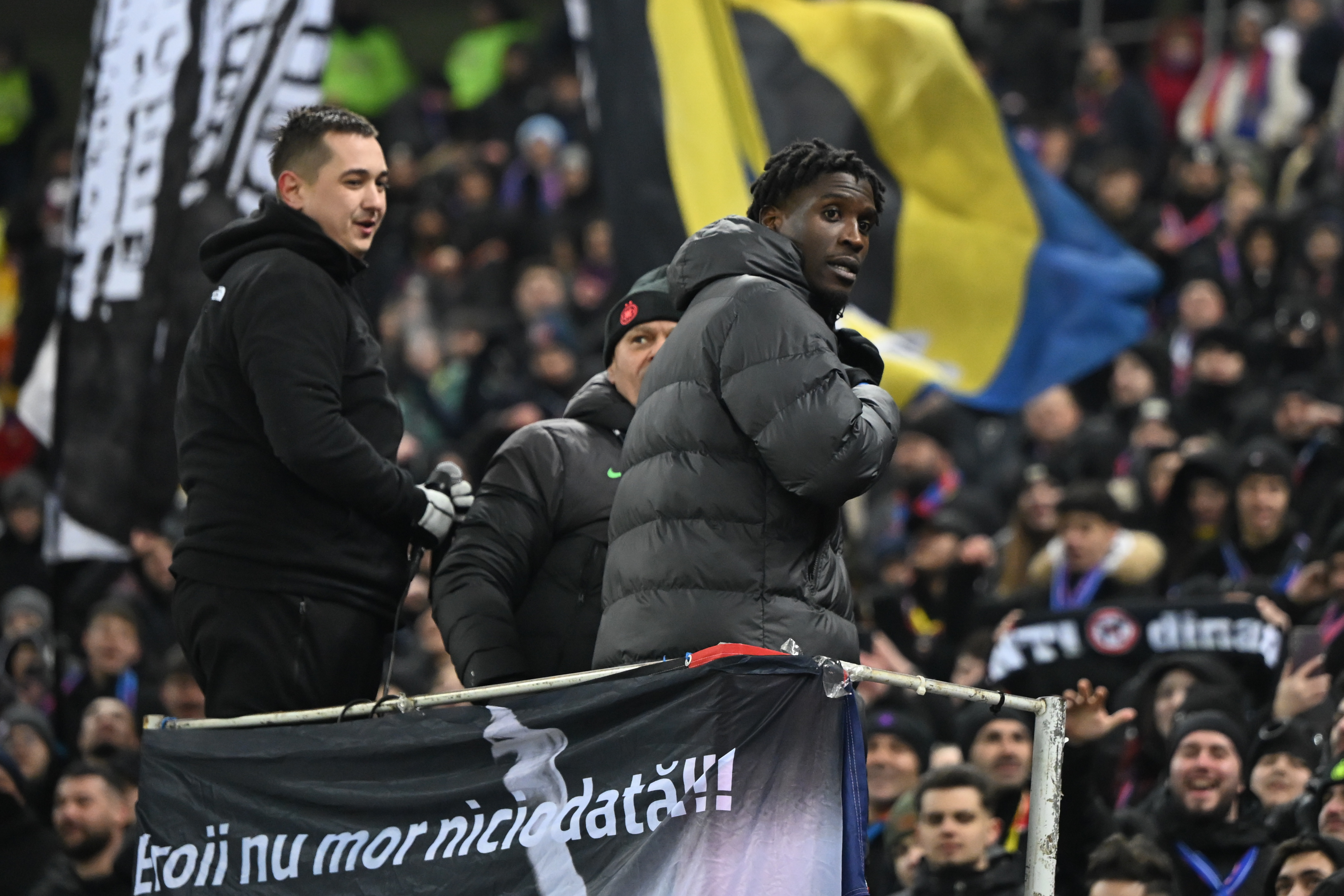 Reacția lui Jordan Gele după ce a urcat în peluză și a cântat cu galeria FCSB-ului. A spus și cum i se pronunță numele