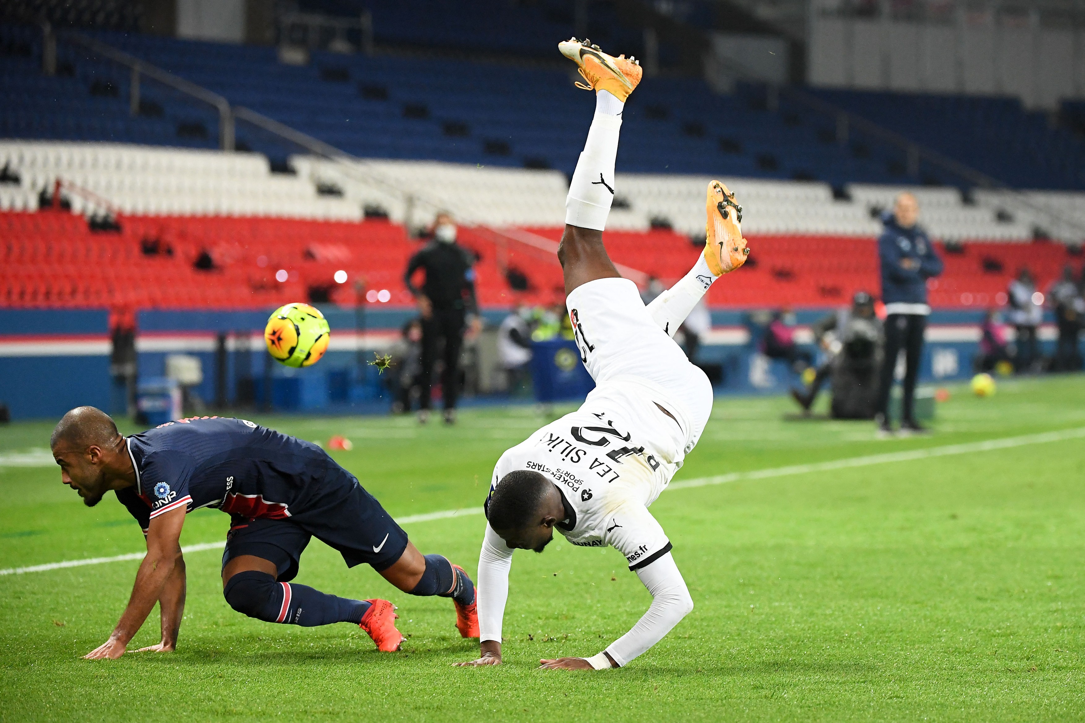 Un fotbalist trecut pe la PSG a semnat în SuperLiga! Are patru meciuri jucate în Champions League