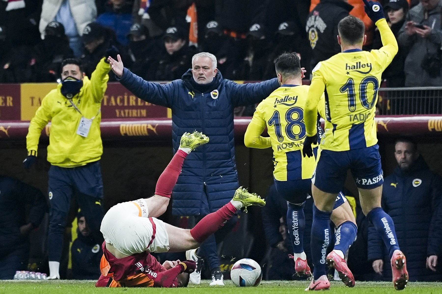 Ce pedeapsă riscă Jose Mourinho, după ce i-a numit ”maimuțe” pe cei de la Galatasaray
