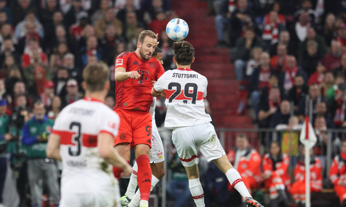 9 Harry Kane (FCB) gegen 29 Anthony Rouault (Stuttgart) Aktion, Zweikampf, Fussball / 1. BL / FC Bayern Muenchen - VfB S