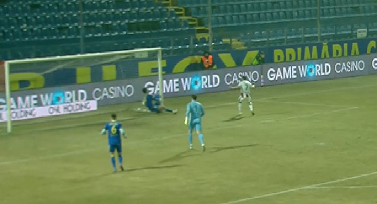 Și-a dat un autogol de cascadorii râsului și a fost schimbat după trei minute! Fotbalistul aparține de Rapid