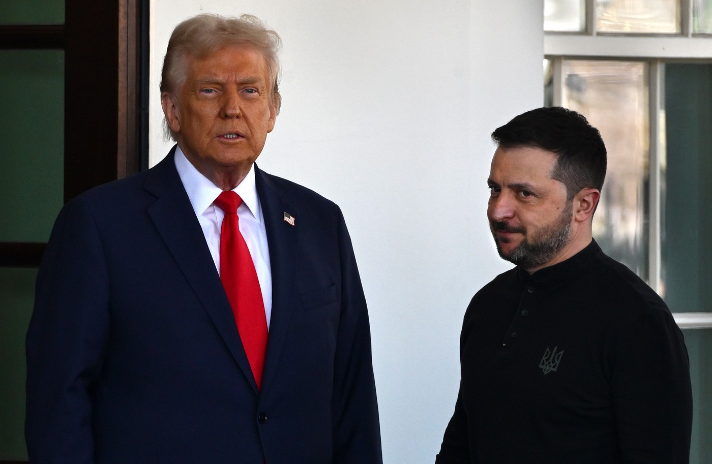 Ce cadou i-a oferit Zelenski lui Trump, înainte de cearta din Biroul Oval + Momentul în care președintele ucrainean pleacă