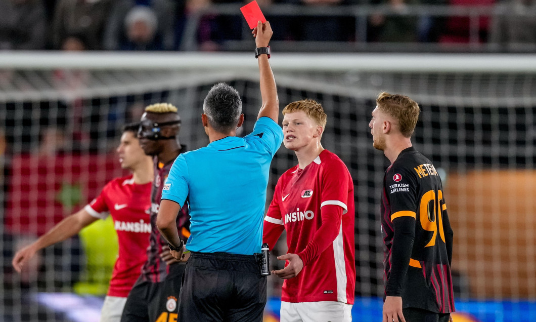 Alkmaar, Netherlands. 28th Nov, 2024. ALKMAAR, NETHERLANDS - NOVEMBER 28: Kees Smit of AZ Alkmaar receives a red card following a second yellow card from Referee Horațiu Feșnic during the UEFA Europa League 2024/25 League Phase MD5 match between AZ Alkmaa