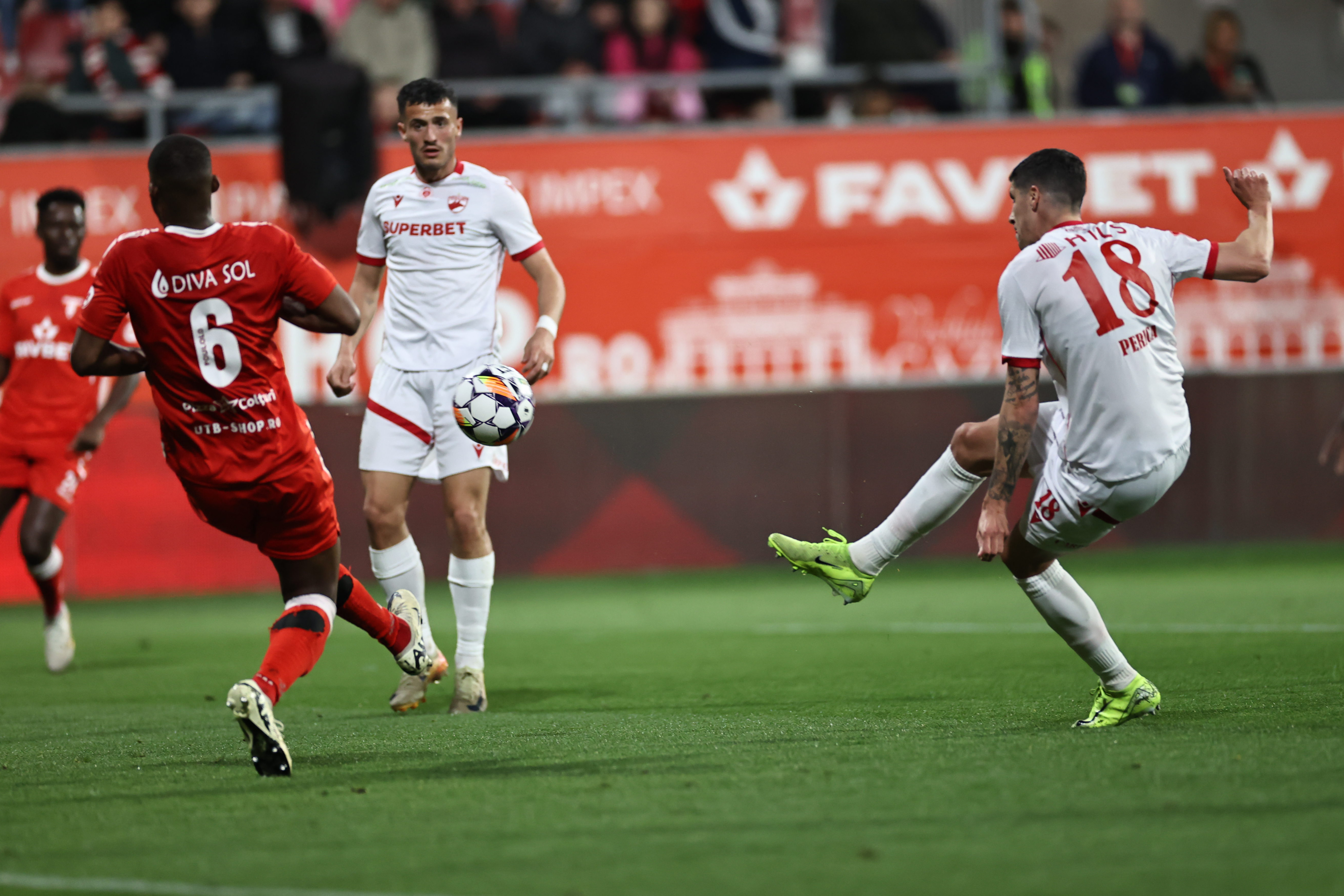 UTA - Dinamo 0-1, ACUM pe Digi Sport 1. Ocazii după ocazii ratate de ambele echipe