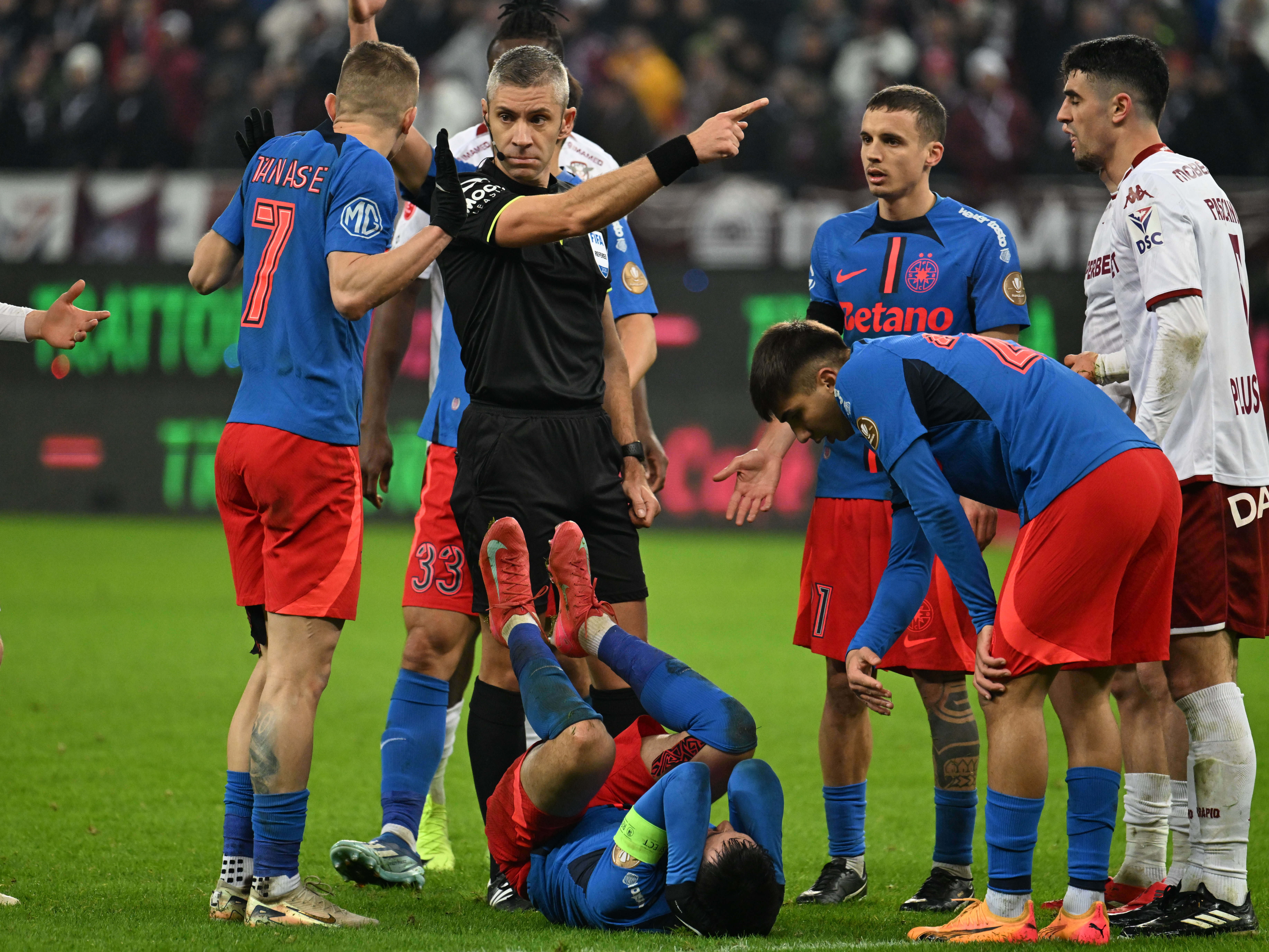 FCSB nu a scăpat de probleme. Doi titulari, OUT cu U Cluj!