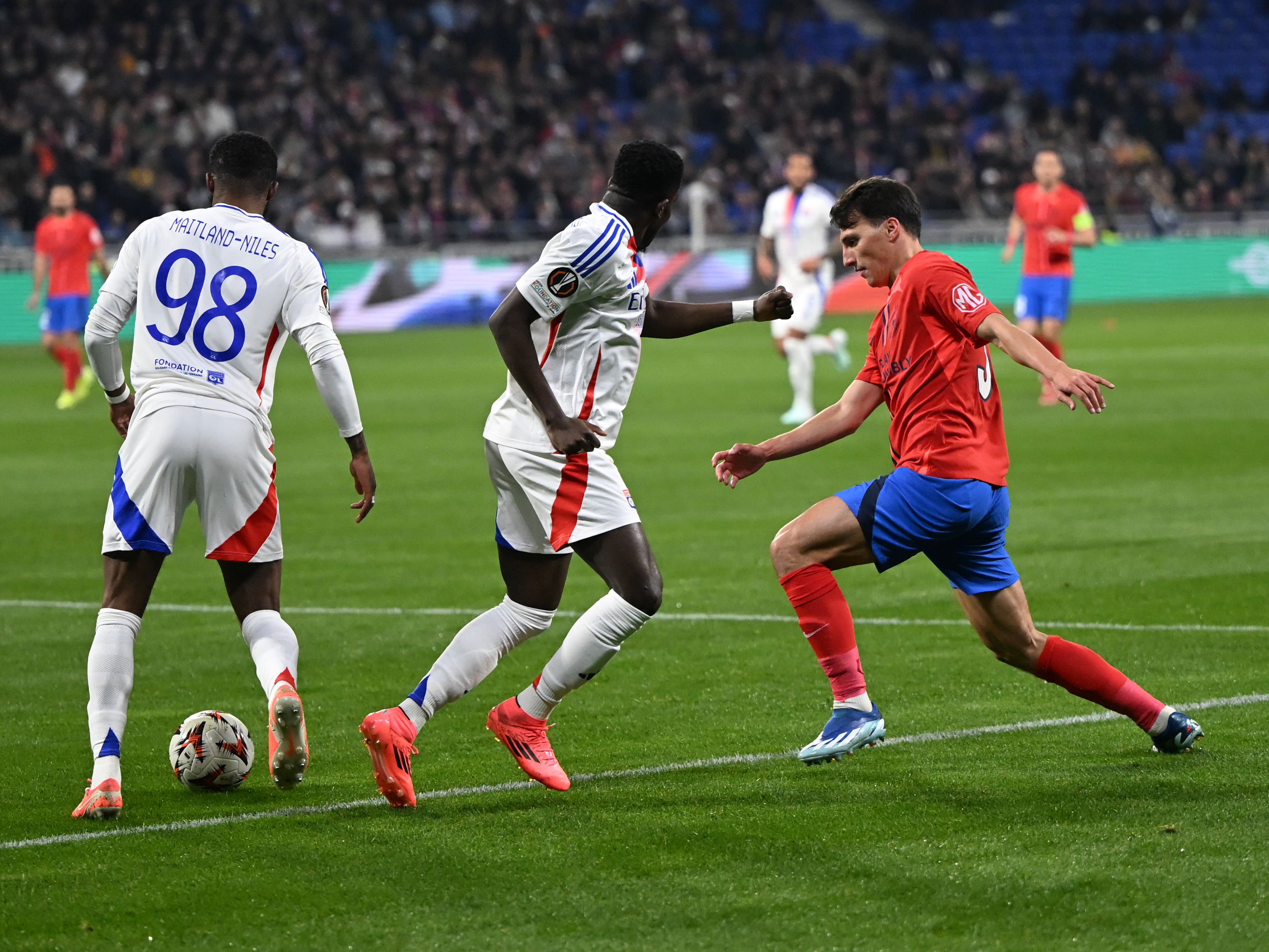 FCSB, patru schimbări la pauză cu Lyon! Efectul a apărut imediat