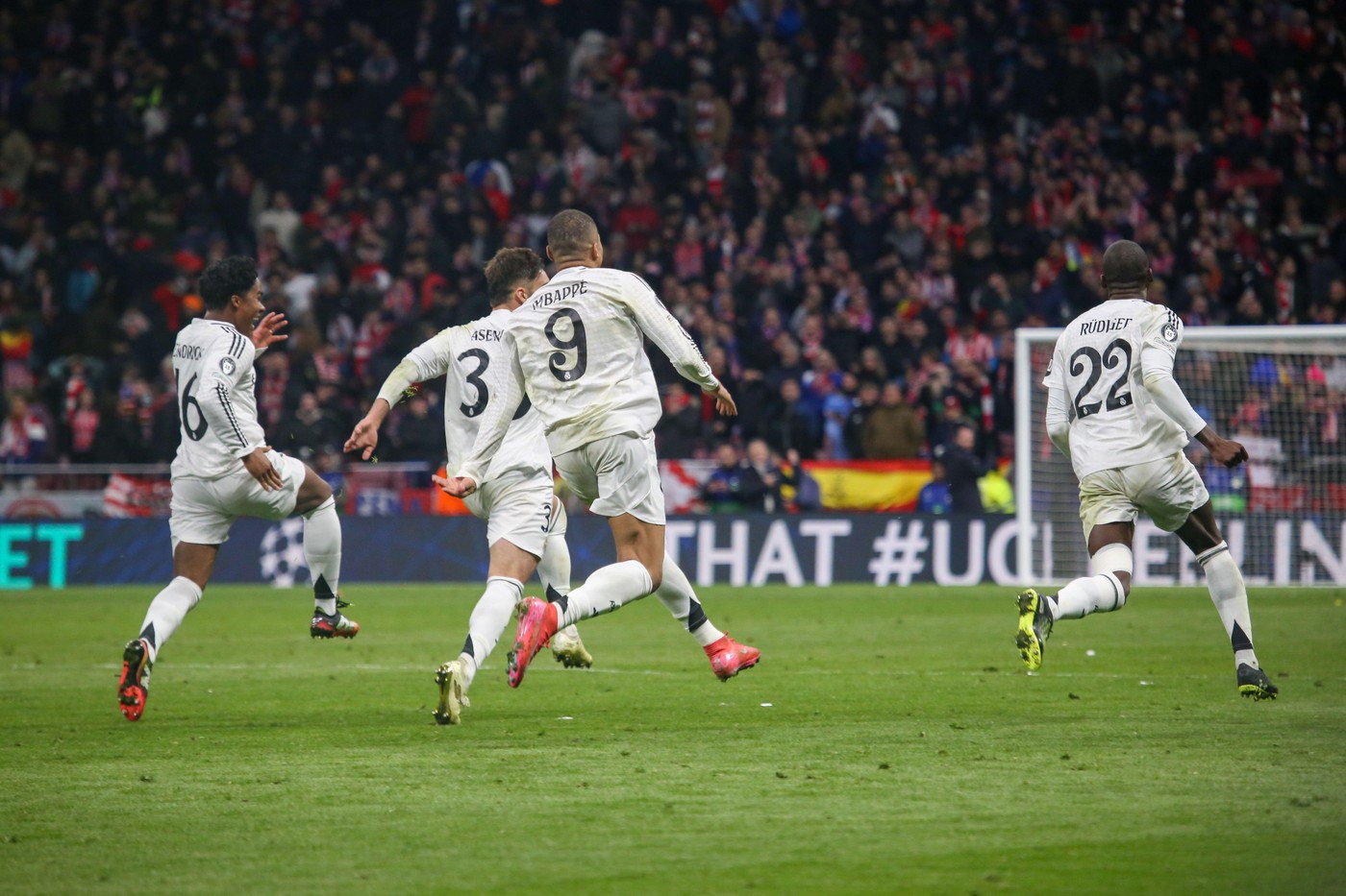 Liverpool și AC Milan vor "să-l fure" pe unul dintre cei mai importanți jucători ai Realului