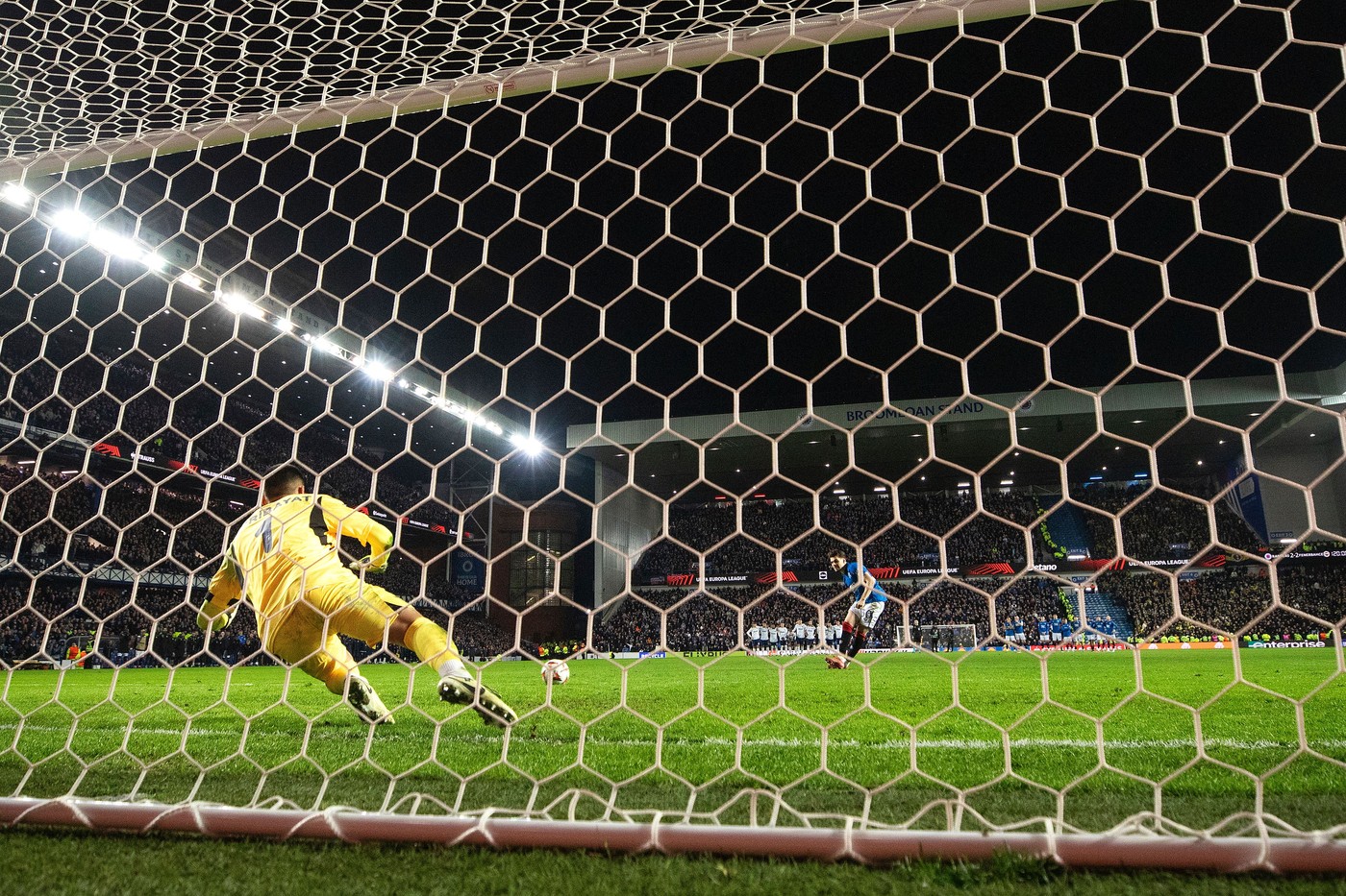 A vrut să-l umilească pe Ianis Hagi după penalty-ul ratat, acum milioane de oameni s-au întors împotriva lui și cer să fie dat afară