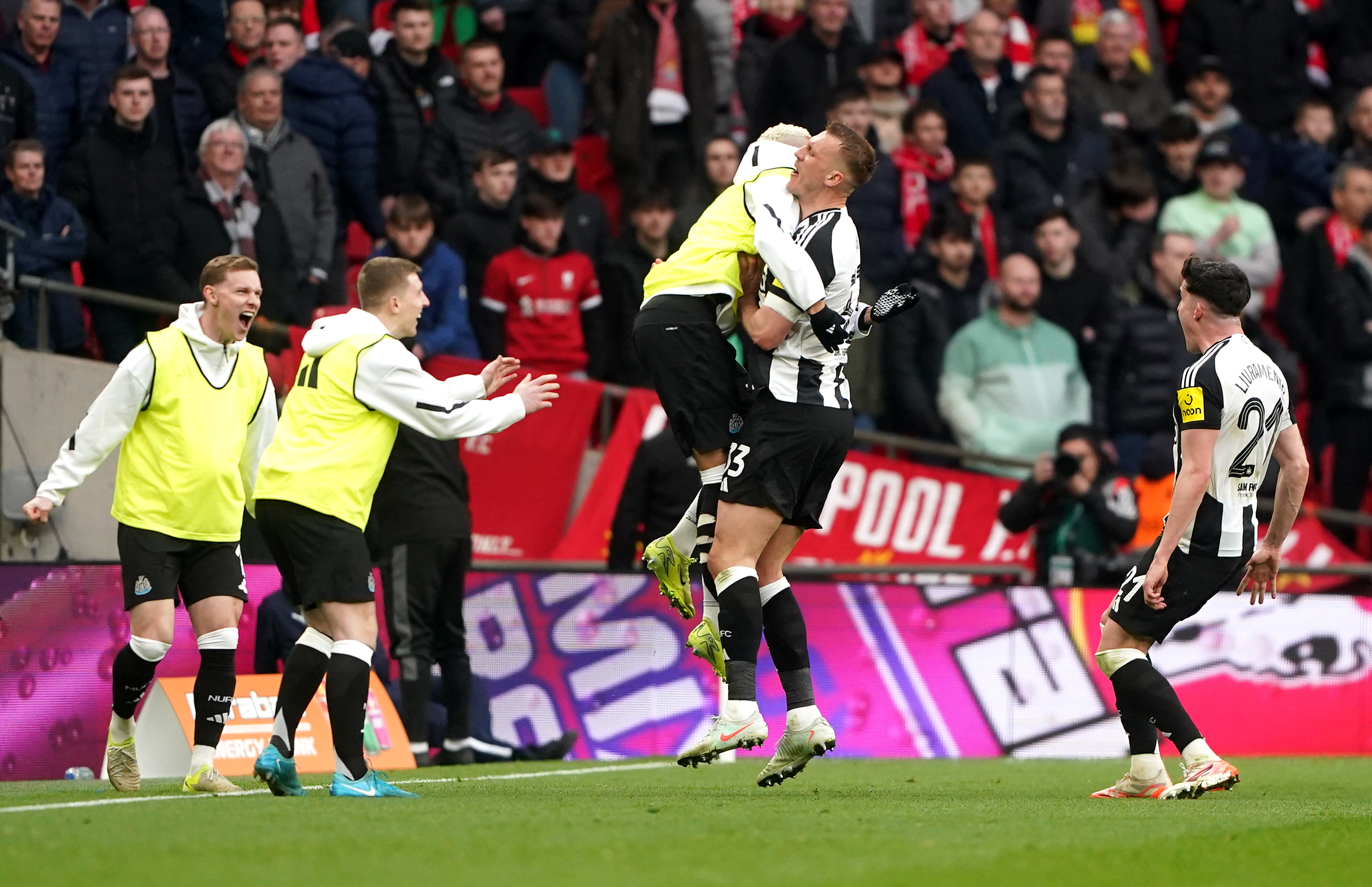 Liverpool - Newcastle 1-2. ”Coțofenele” au câștigat pentru prima dată în istorie Cupa Ligii Angliei