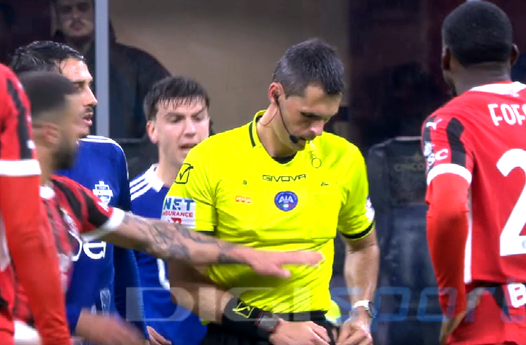 Imagini fără precedent! L-a implorat pe arbitru să nu-i dea roșu adversarului