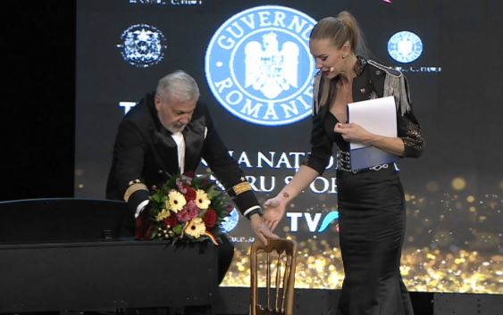 Imagini memorabile la Opera Română: Ilie Năstase a urcat cu un scaun pe scenă. Nimeni nu anticipa ce urmează