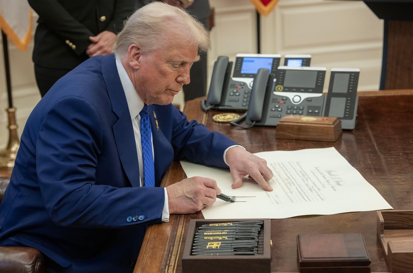 Imagine Stire N-a glumit! Trump a semnat documentele și a oprit robinetul. Impactul a fost imediat | 2review.ro