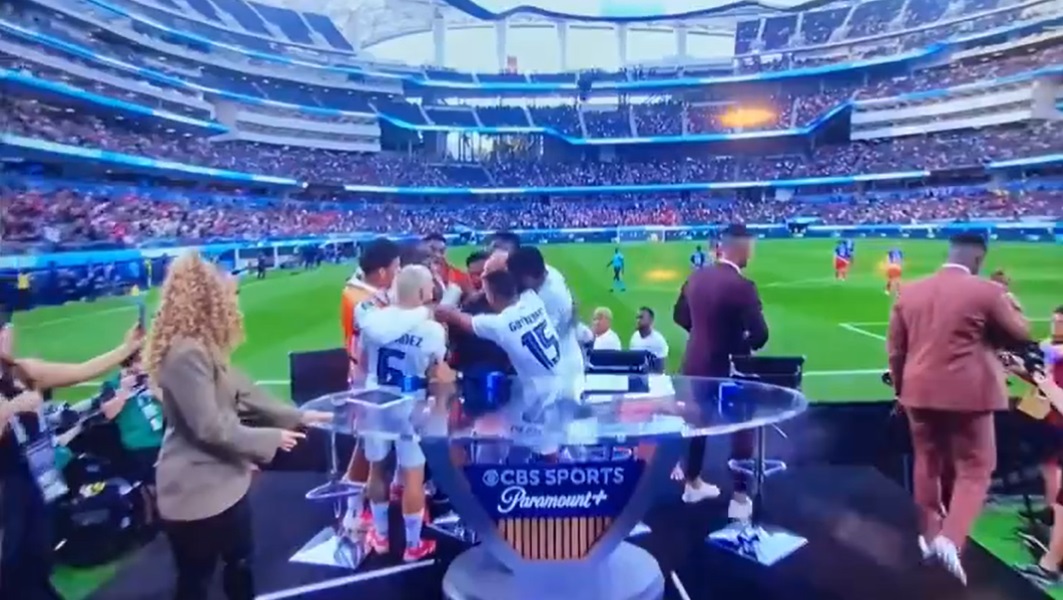 Nu s-a mai întâmplat niciodată așa ceva în direct! Thierry Henry era LIVE la TV când jucătorii din Panama au sărit pe el