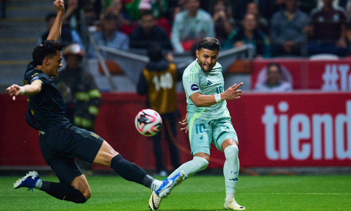 RECORD DATE NOT STATED IV CONCACAF NATIONS LEAGUE 2024-2025 Mexico vs Honduras Denil Maldonado (L) of Honduras fights fo