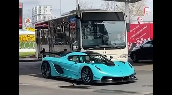 Mașina lui Andrew Tate s-a stricat în mijlocul unei intersecții din București / Foto: captură TikTok