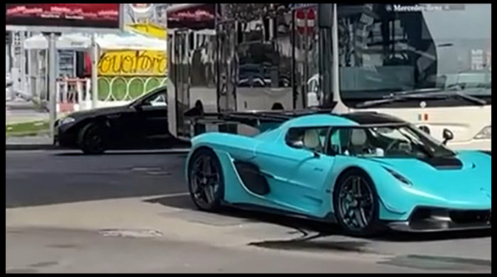 Mașina lui Andrew Tate s-a stricat în mijlocul unei intersecții din București / Foto: captură TikTok