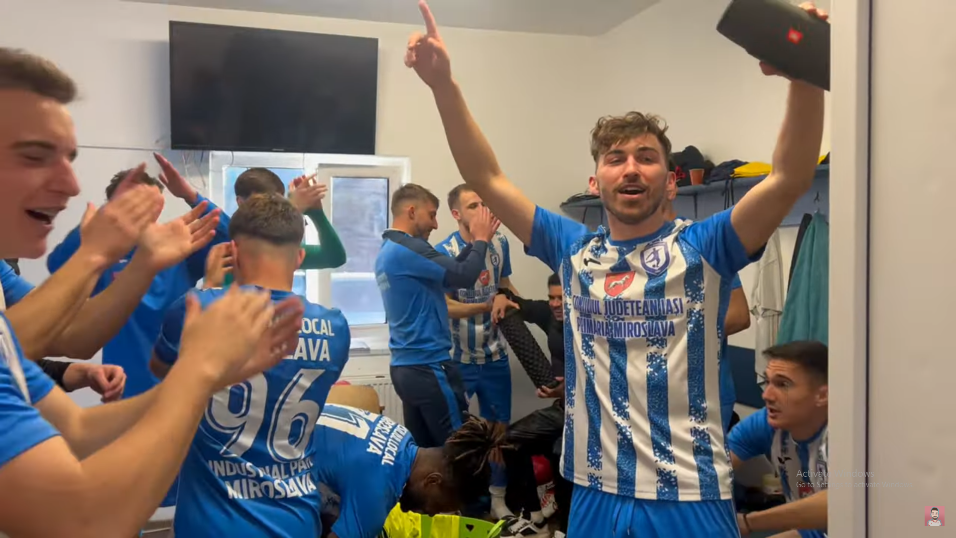 Unic în România! Un fotbalist s-a făcut vlogger și transmite tot ce se întâmplă în play-off: "Victorie cu 4-0, chat!"