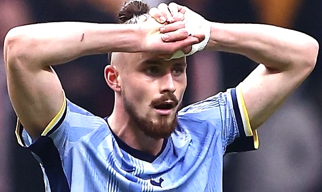 Radu Drăgușin e pe cale să rămână fără căpitan la Tottenham!