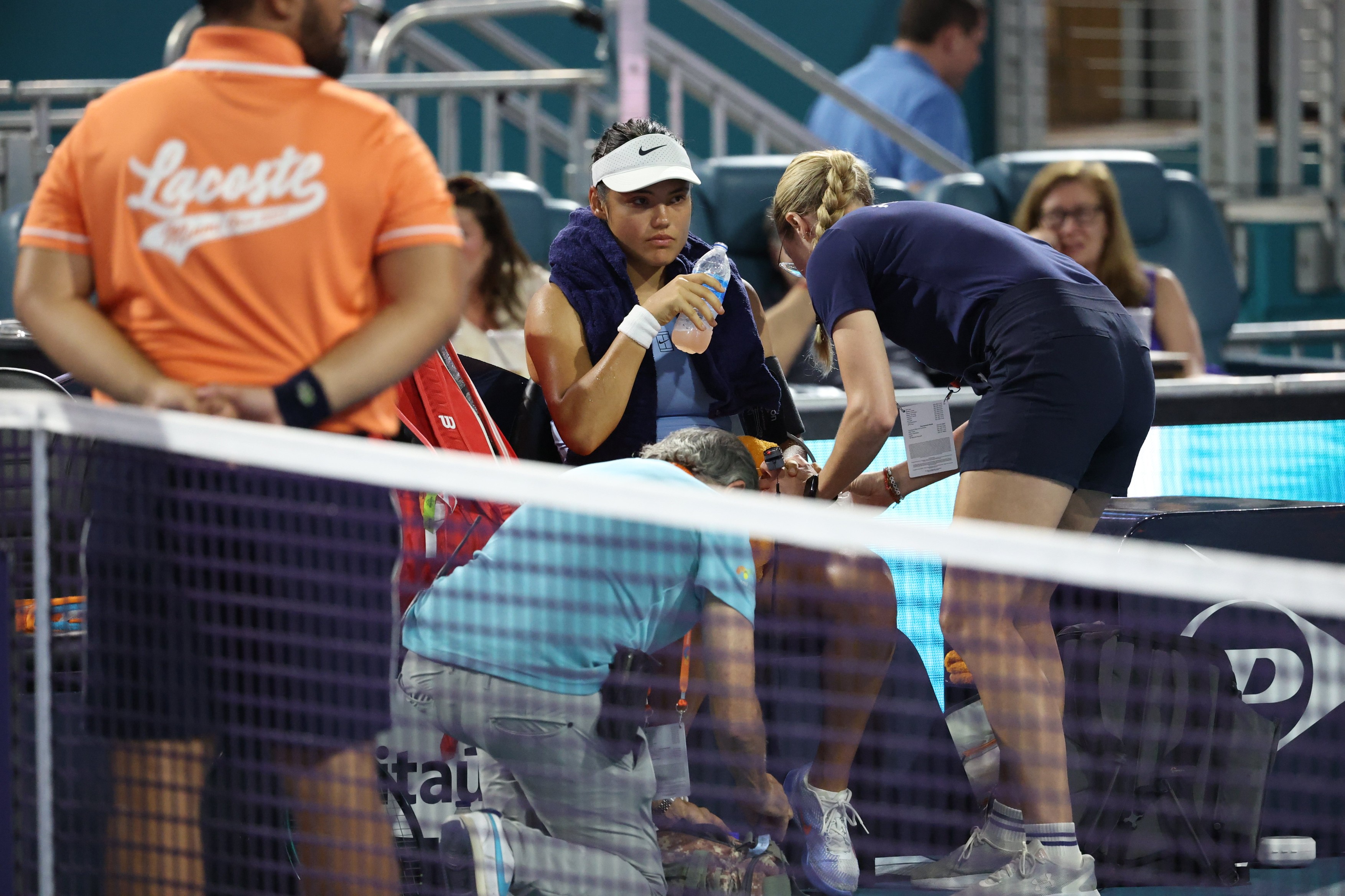 Emma Răducanu, eliminată în sferturile de la Miami! A cerut de trei ori intervenția medicului