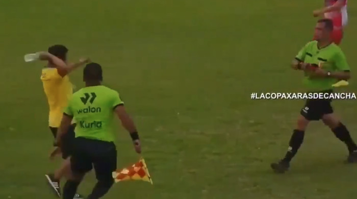 Un arbitru din Peru l-a lovit cu piciorul pe un membru al staff-ului unei echipe / Foto: captură Twitter